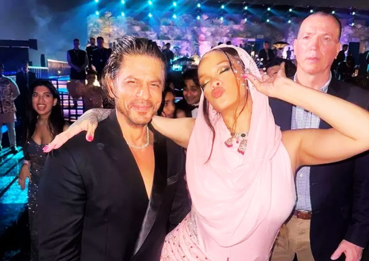 Shah Rukh Khan And Rihanna Pose Together